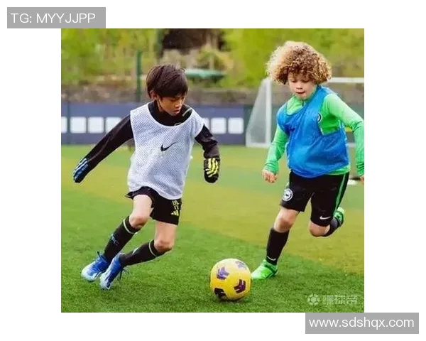 足球明星从小开始训练的重要性与影响探讨 足球明星从小开始训练的重要性与影响探讨