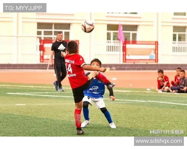 小孩教足球明星跳舞的趣味互动与意想不到的精彩瞬间