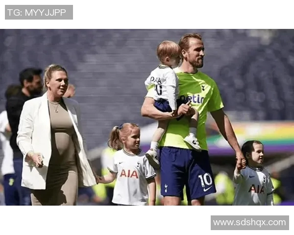 足球明星与爱人携手共度风雨岁月的感人爱情传奇